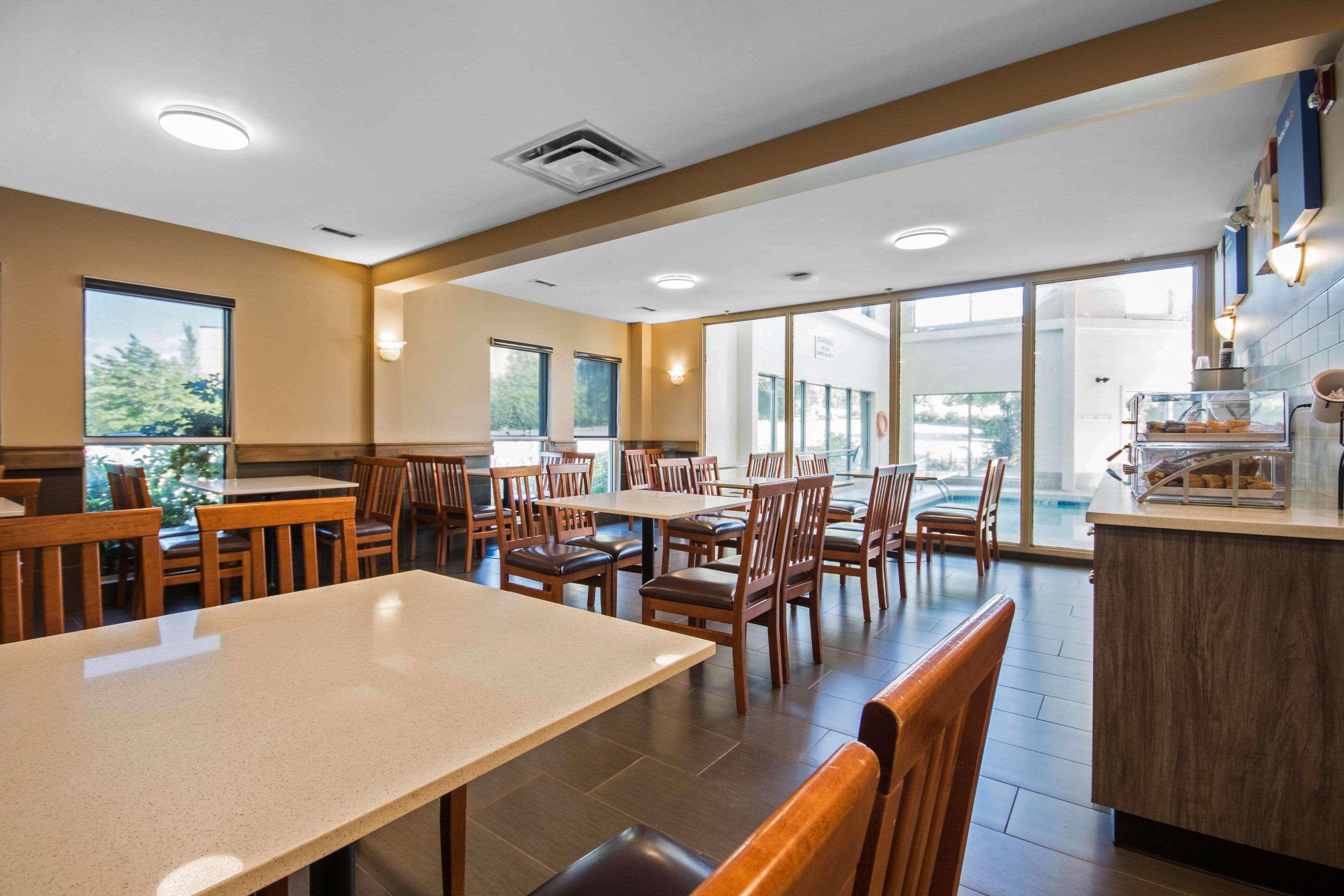 Comfort Inn & Suites Langley Bagian luar foto