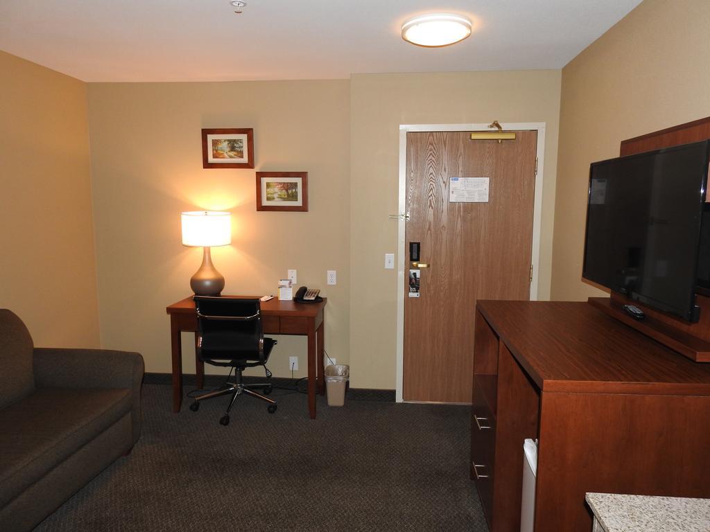 Comfort Inn & Suites Langley Bagian luar foto