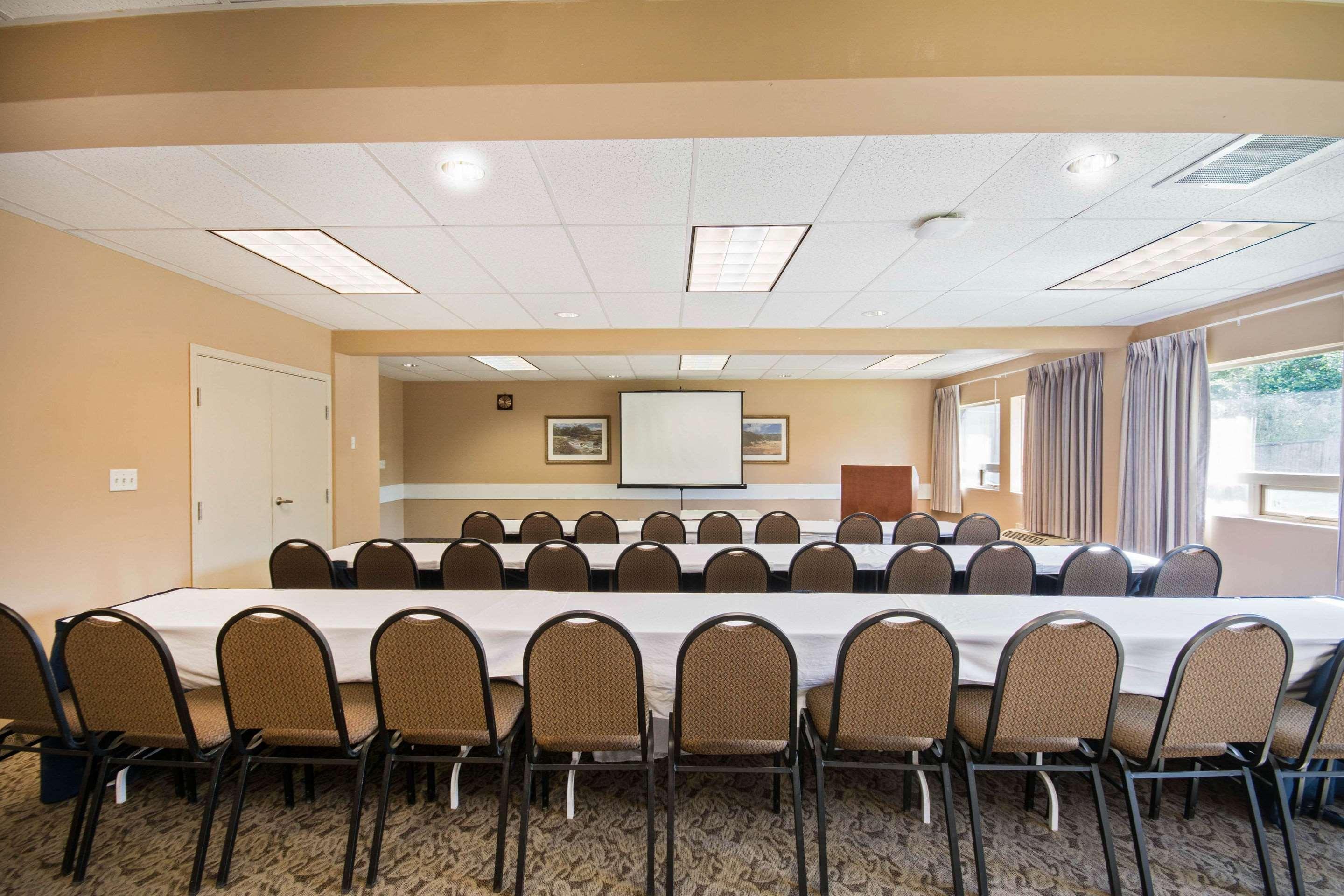Comfort Inn & Suites Langley Bagian luar foto