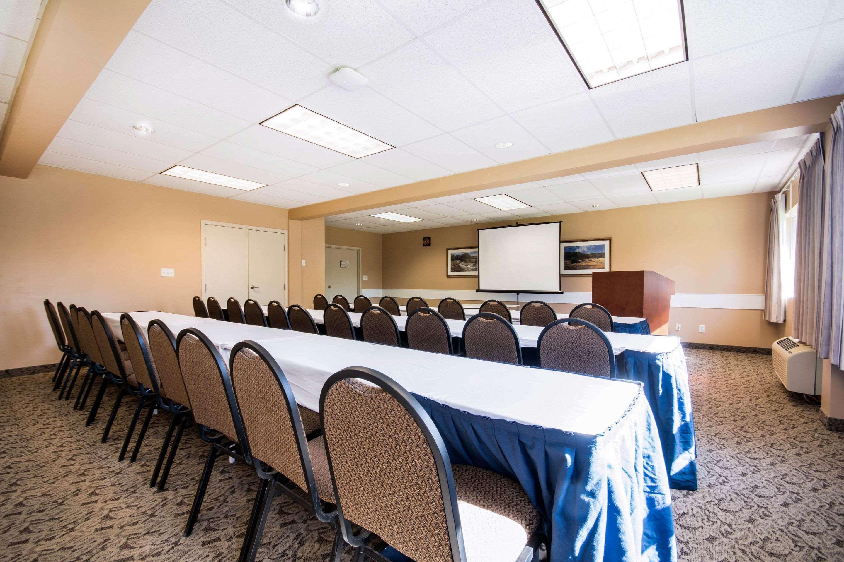 Comfort Inn & Suites Langley Bagian luar foto
