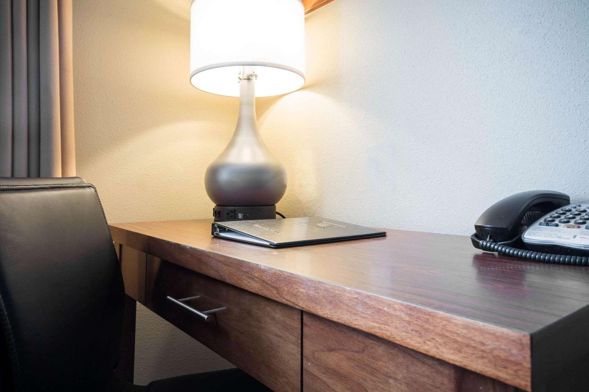 Comfort Inn & Suites Langley Bagian luar foto