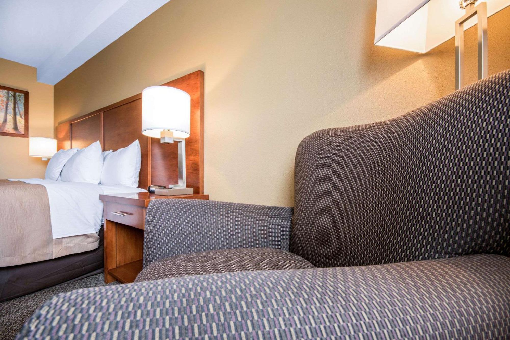 Comfort Inn & Suites Langley Bagian luar foto